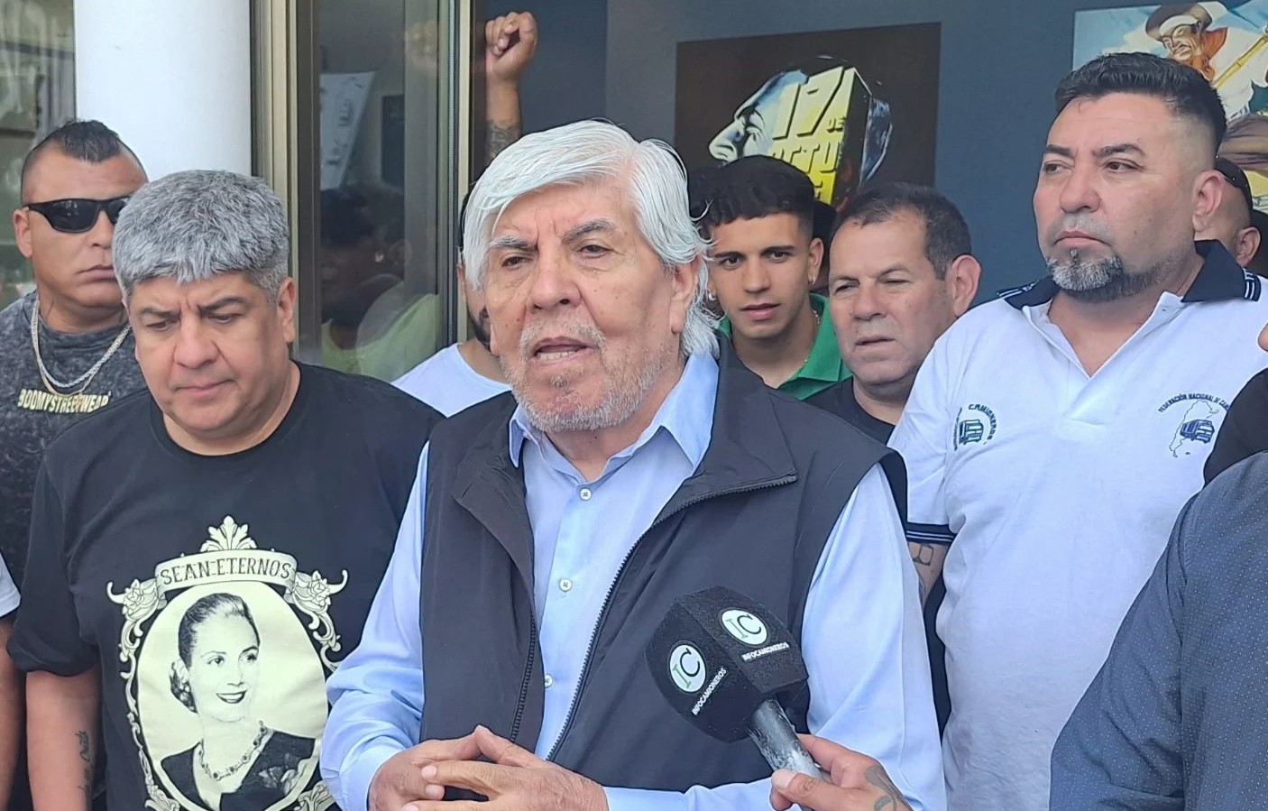Moyano llegó a la quinta junto a Pablo Moyano, Marcelo Aparicio y toda una delegación de trabajadores. Sin dudas un día histórico que quedará siempre en la memoria de todos.