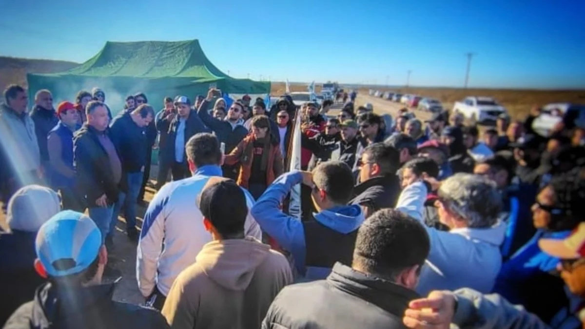 Camioneros Río Negro exige soluciones a NRG y amenaza con frenar la producción. El conflicto afecta a 200 trabajadores y escala la tensión en la cuenca neuquina.