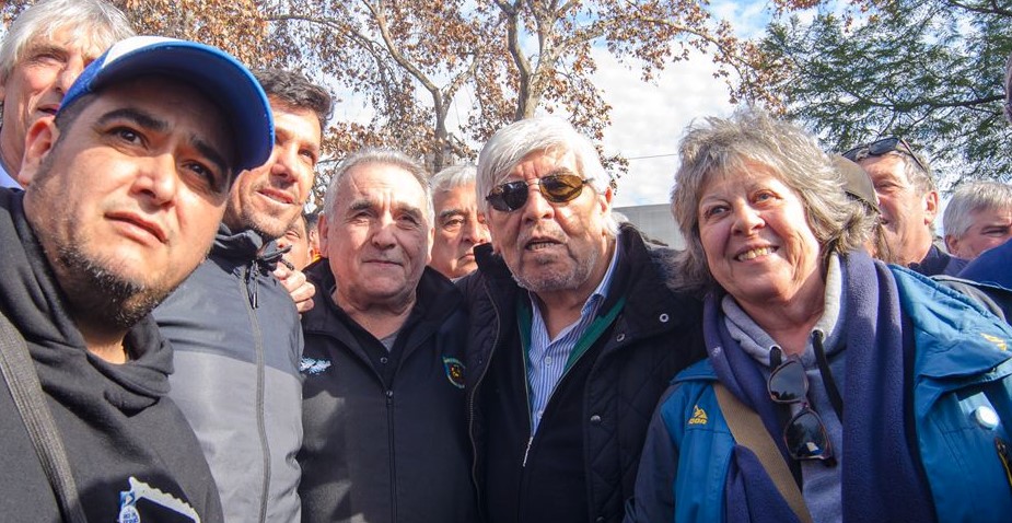 En el corazón de Plaza Constitución, en un Día de la Independencia que se vive con más tristeza que fiesta, el secretario general de la CATT, Juan Carlos Schmid, encabezó una jornada solidaria